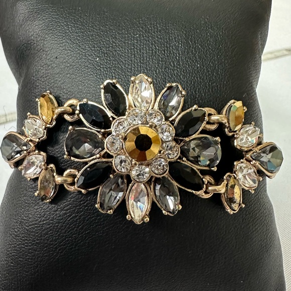 Sparkly adjustable goldtone rhinestone flowe4 bracelet - Picture 3 of 5